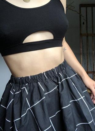 Об ємна чорна спідниця в клітинку