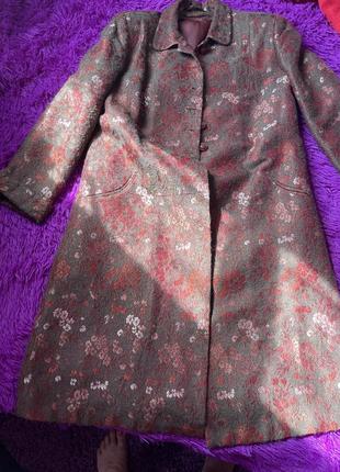 Шикарный весенне-осенний плащик-пальто, состояние идеальное, в цветочек на пуговичках, внутри подкладка из плащевой ткани1 фото
