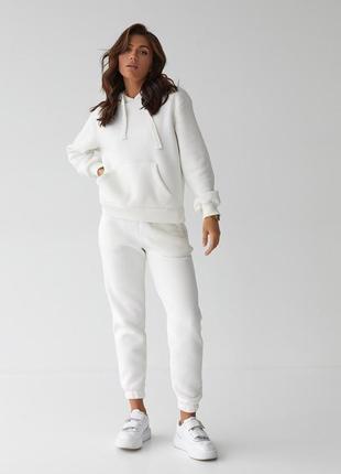 Жіночий спортивний костюм