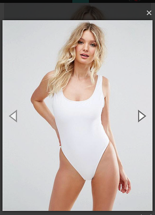 Білосніжний купальник