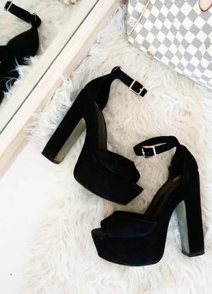 Шикарні замшеві босоніжки river island