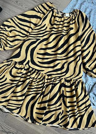 Сукня в анімалістичний принт