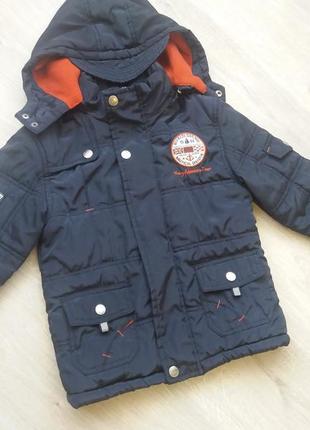 Очень стильная зимняя куртка с капюшоном . размер на 3-4 года.