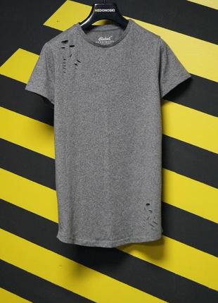 Меланжевая футболка с закругленным низом и фабричными дырками
