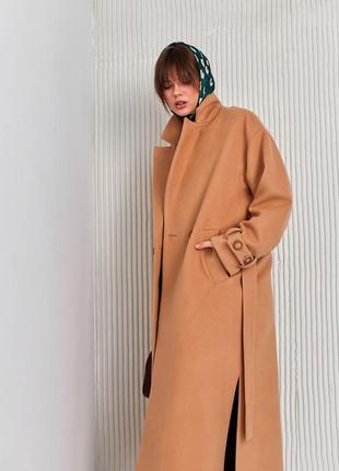 Женское пальто кэмэл с поясом стильное ниже колена