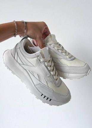 Прекрасні жіночі кросівки reebok classic leather legacy white olahraga stockx молочні1 фото