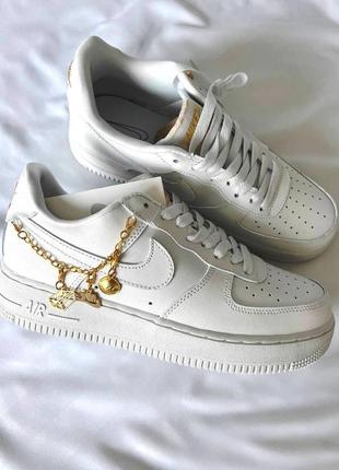 Нереальные женские кроссовки nike af 1 low lucky charms stockx белые с цепочкой3 фото