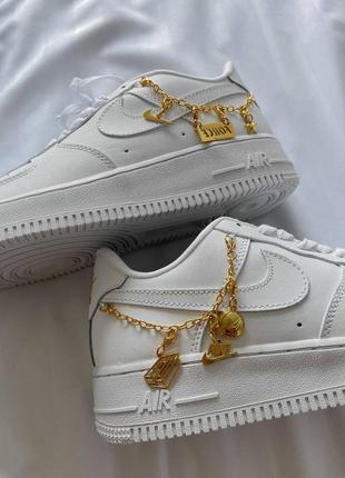 Нереальные женские кроссовки nike af 1 low lucky charms stockx белые с цепочкой9 фото