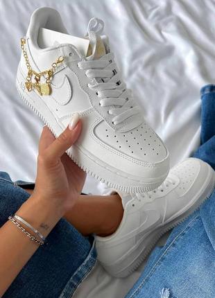 Нереальные женские кроссовки nike af 1 low lucky charms stockx белые с цепочкой5 фото