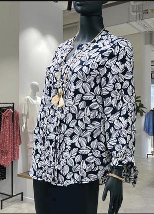 Дуже красива синя блуза в листочок