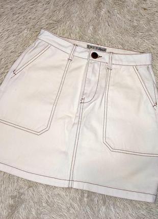 Модная белая джинсовая мини юбка-трапеция, спідниця с контрастной строчкой