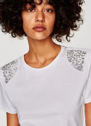 Крутая белая футболка с камнями на плечах zara made in portugal, молниеносная отправка 🚀⚡