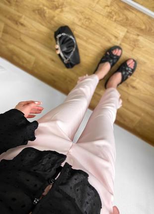 Пудровые укороченные женские брюки с оборками5 фото