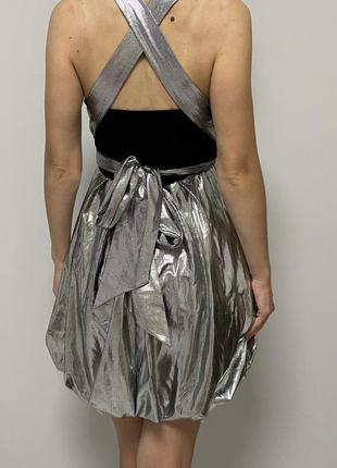 Яскрава сукня