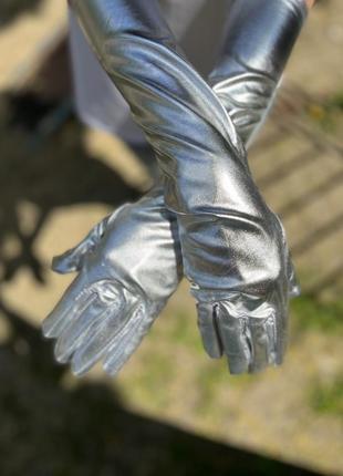 Атласні рукавички довгі срібло, блискучі, для балу, карнавальні1 фото