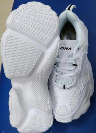 В наявності білі кросівки від bona