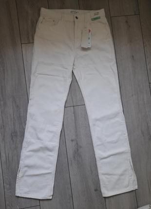 Белые джинсы с разрезами