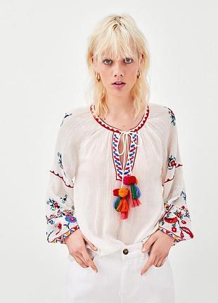 Біла блузка вишиванка з помпонами в етно стилі бохо zara