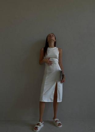 Платье светлое белое миди с разрезом на бедре обтягивающее однотонное onesize стильное женственное