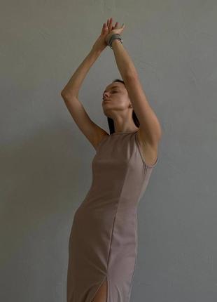 Платье песочное миди с разрезом на бедре обтягивающее однотонное onesize стильное женственное3 фото