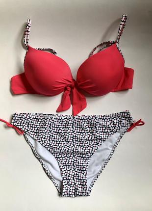 Купальник роздільний.