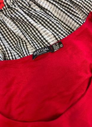 Червона сукня міні із вирізом на талії3 фото