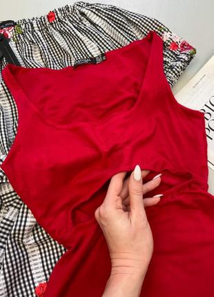 Червона сукня міні із вирізом на талії4 фото