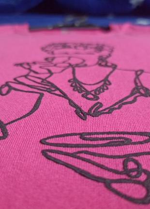 Рожева футболка з ручним розписом "фріда"6 фото