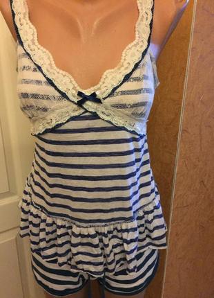 Класна футболка у смужку.