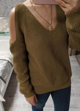 Стильний светр з вирізами на плечах