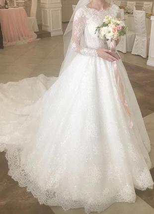 Свадебное платье с длинным шлейфом2 фото