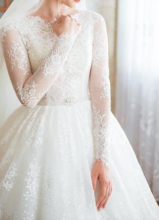 Свадебное платье с длинным шлейфом4 фото