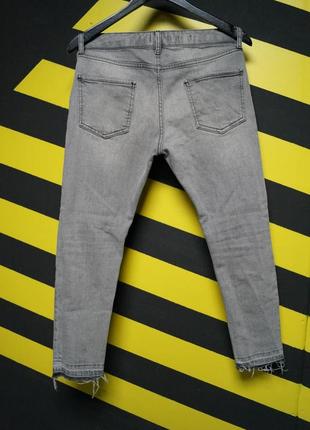 Зауженные стрейчевые джинсы с потертостями и дырками на коленях4 фото