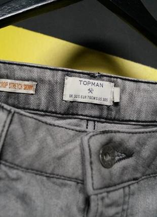 Зауженные стрейчевые джинсы с потертостями и дырками на коленях5 фото