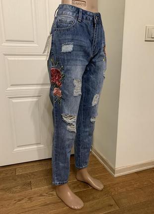 Жіночі джинси моми з вишивкою та рваностями