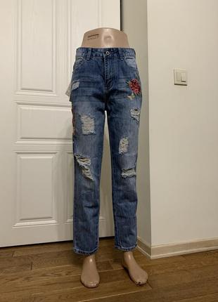 Жіночі джинси моми з вишивкою та рваностями4 фото