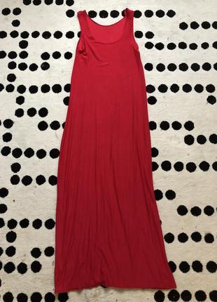 Червоне довге плаття
