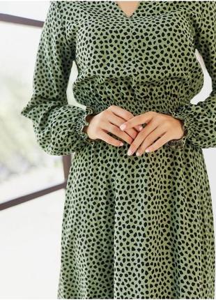 Стильна оливкова міді сукня з рюшами3 фото