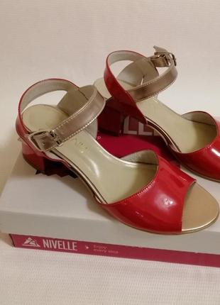 Шкіряні босоніжки