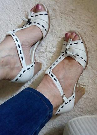 Босоніжки білі шкіряні, із закритою п'ятою, розмір-37. продаж або обмін