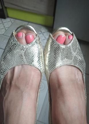 Золотые туфли  с открытыми пальцами натур кожа 40р4 фото