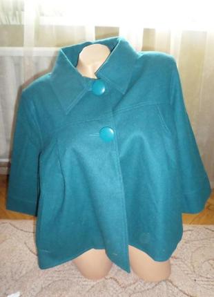 Коротеньке півпальта темно-зеленого кольору