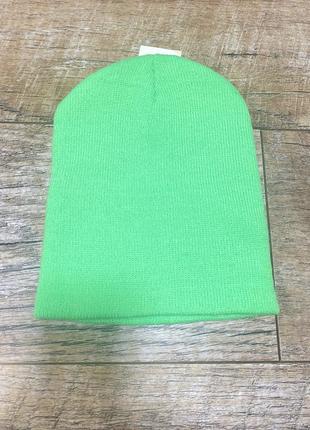 Шапка яскраво зеленого кольору (колір яскравіше ніж на фото)