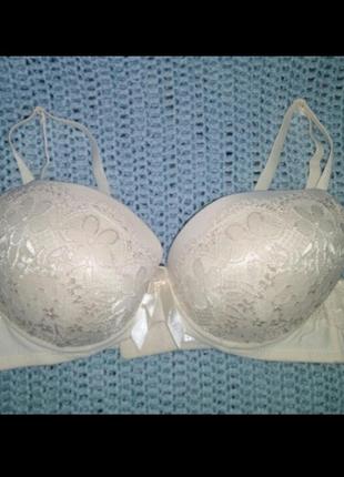 Ніжний, шикарний бюстгальтер для красивої дівчини