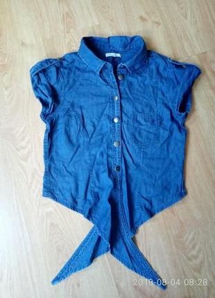 Короткая джинсовая рубашка а завязках