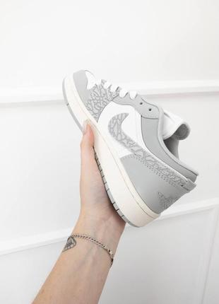 Шкіряні жіночі кросівки nike air jordan 1 low berlin grey5 фото