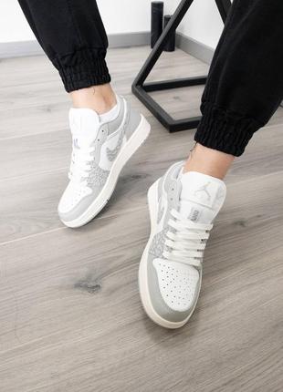 Шкіряні жіночі кросівки nike air jordan 1 low berlin grey1 фото