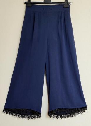 Стильні кюлоти / укорочені широкі штани з мереживом рішельє1 фото
