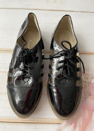 Стильные черные лакированные туфли лоферы с вырезами