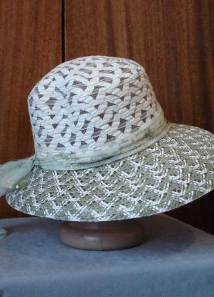 Капелюшок із середніми полями